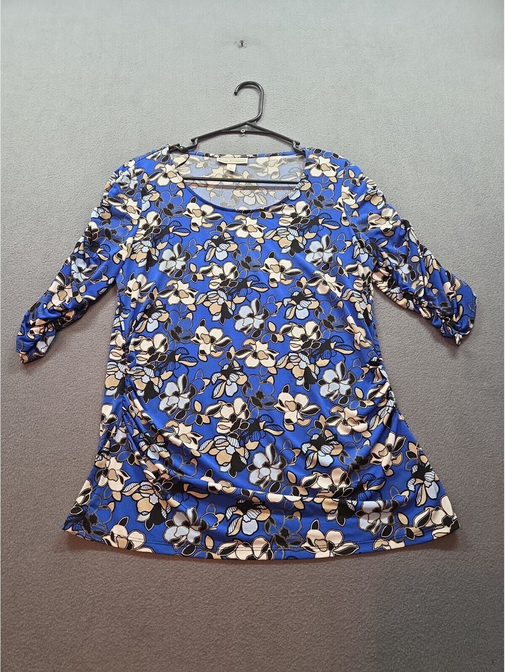 womens blue floral blouse w/3/4 sleeves & pleated accents by Dana Buchman size M